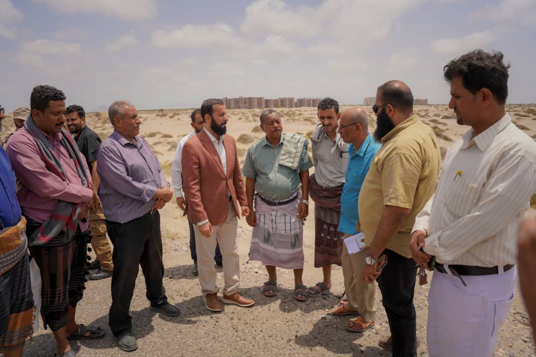 محافظ ابين يتفقد أراضي الجمعيات السكنية لموظفي الدولة وسير تصفية عقمة الجرائب