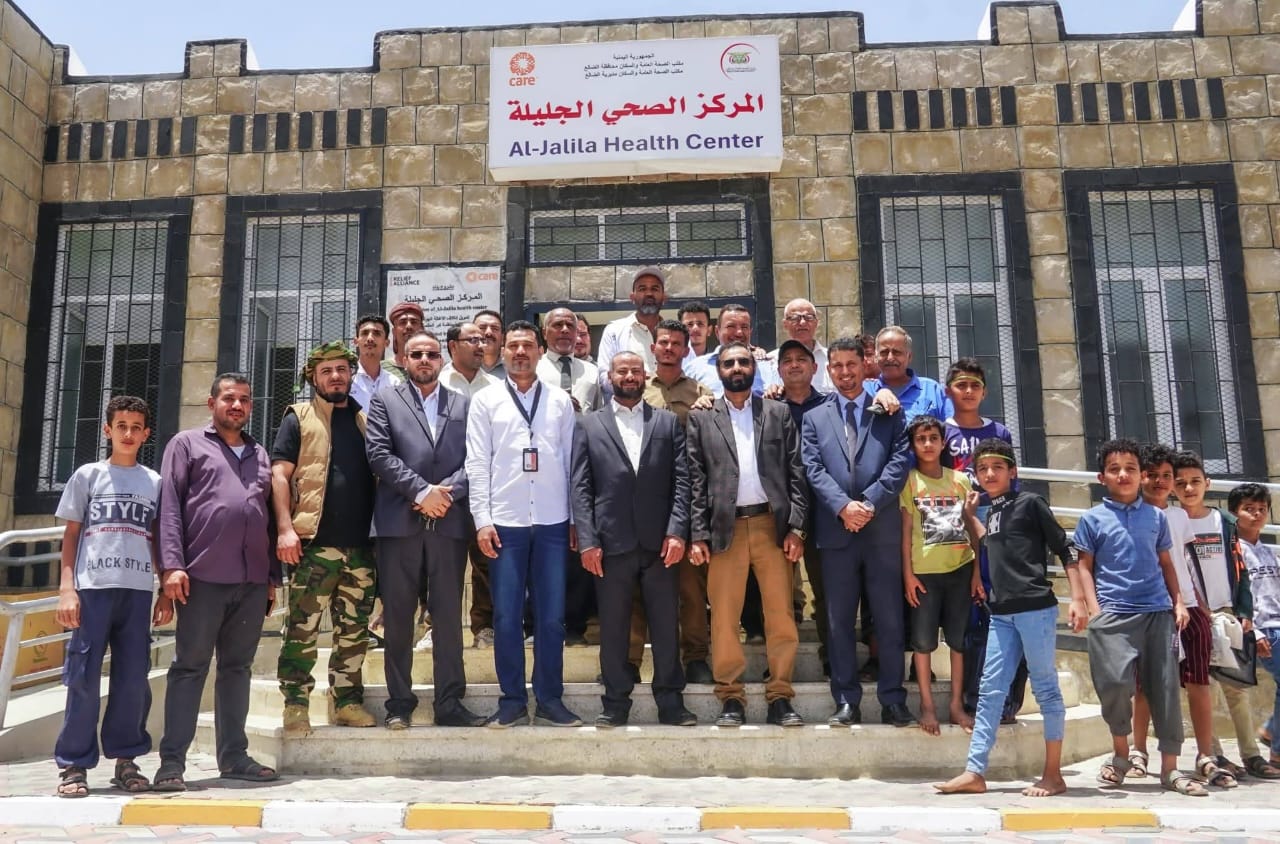 محافظ الضالع يفتتح مركز صحي بالجليلة ويتسلم معدات تأثيث كلية المجتمع
