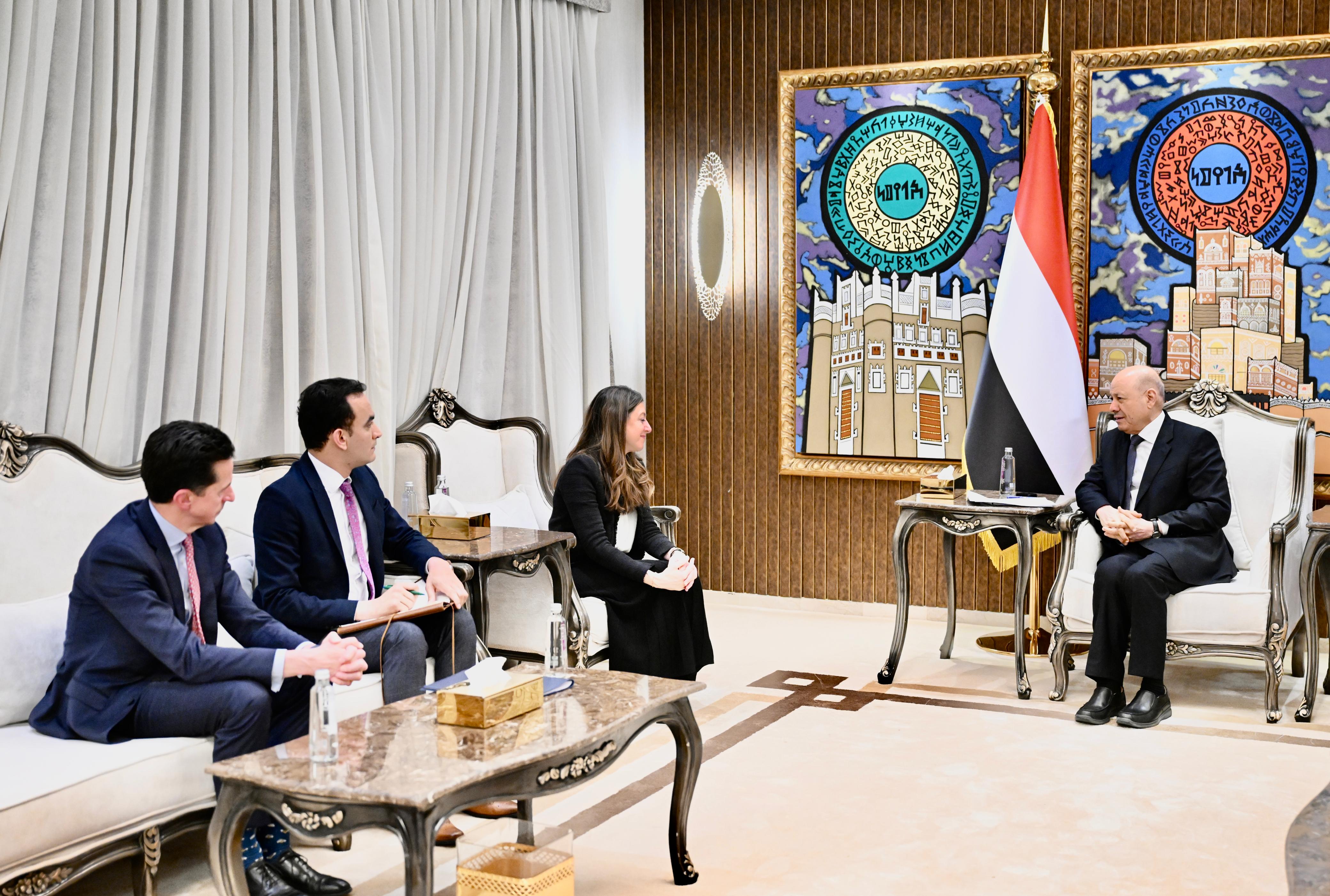 رئيس مجلس القيادة: التعاطي مع الحوثيين كسلطة أمر واقع يعني شرعنة الحق الإلهي والعنصرية والسلاح خارج الدولة
