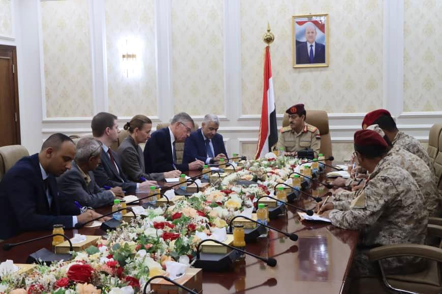 وزير الدفاع يناقش مع المستشار العسكري للمبعوث الأممي تطورات الاوضاع في اليمن