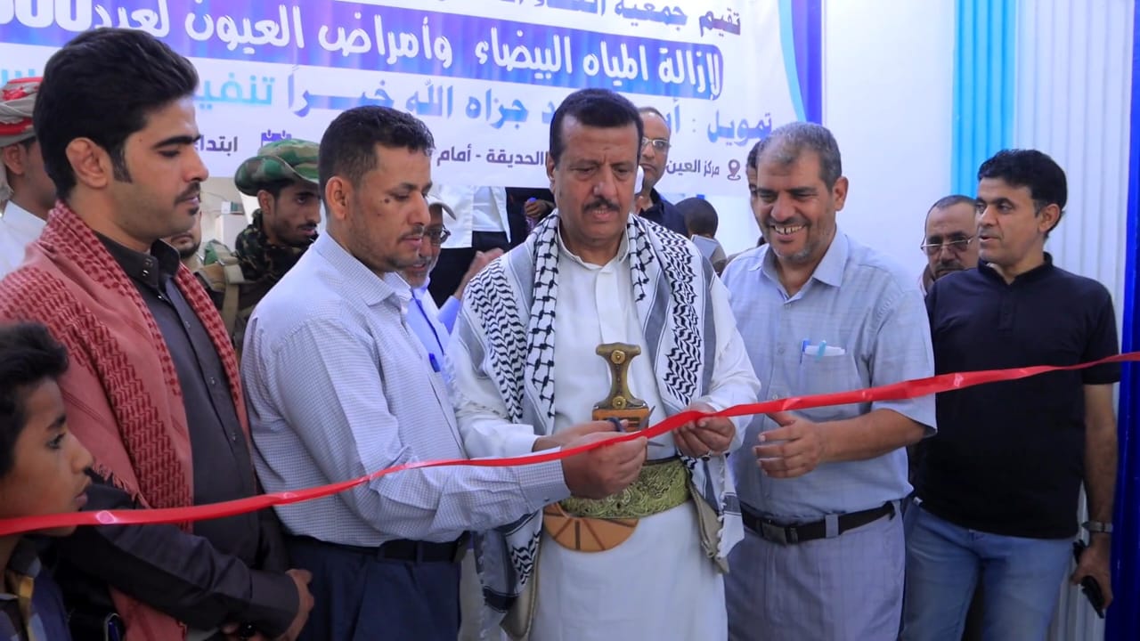وكيل مأرب يدشن مخيم طبي خيري لإجراء 500 عملية جراحية مجانية لإزالة المياه البيضاء