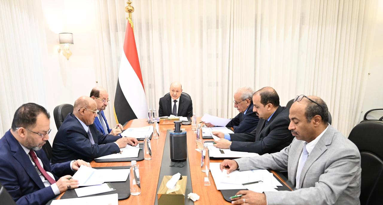 رئيس مجلس القيادة يرأس اجتماعا حكوميا مصغرا لدعم جهود التعافي وانتظام الرواتب وامدادات الخدمات