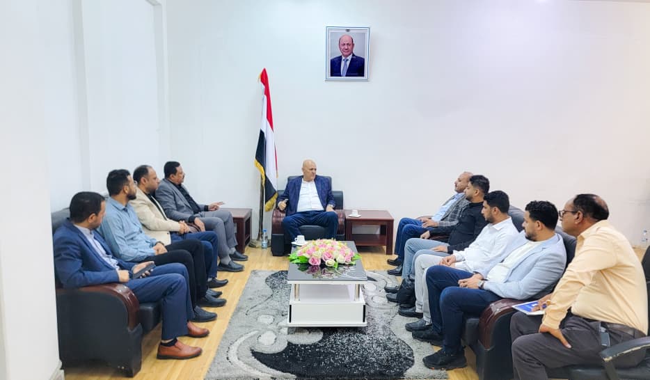 محافظ تعز يناقش مع لجنة وزارية آلية تسليم وتشغيل الميازين ال