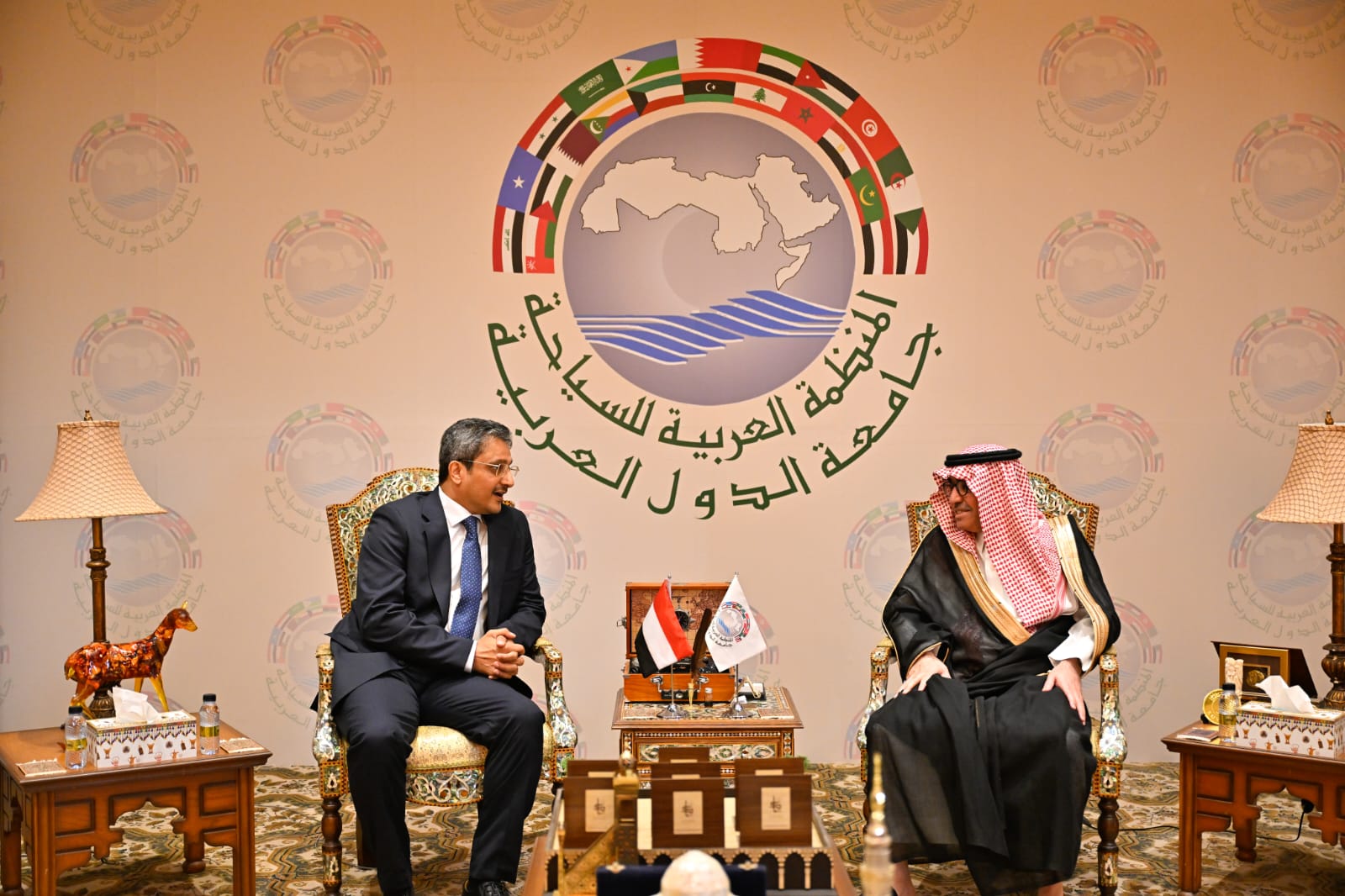 وزير الثقافة والسياحة يبحث مع رئيس المنظمة العربية للسياحة ت