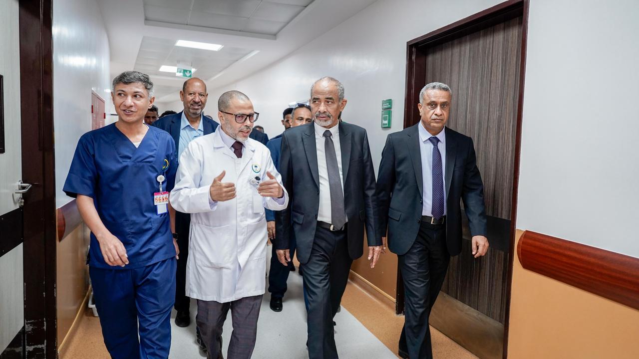 الفريق الصبيحي يطلع على الخدمات الصحية في مستشفى الامير محمد