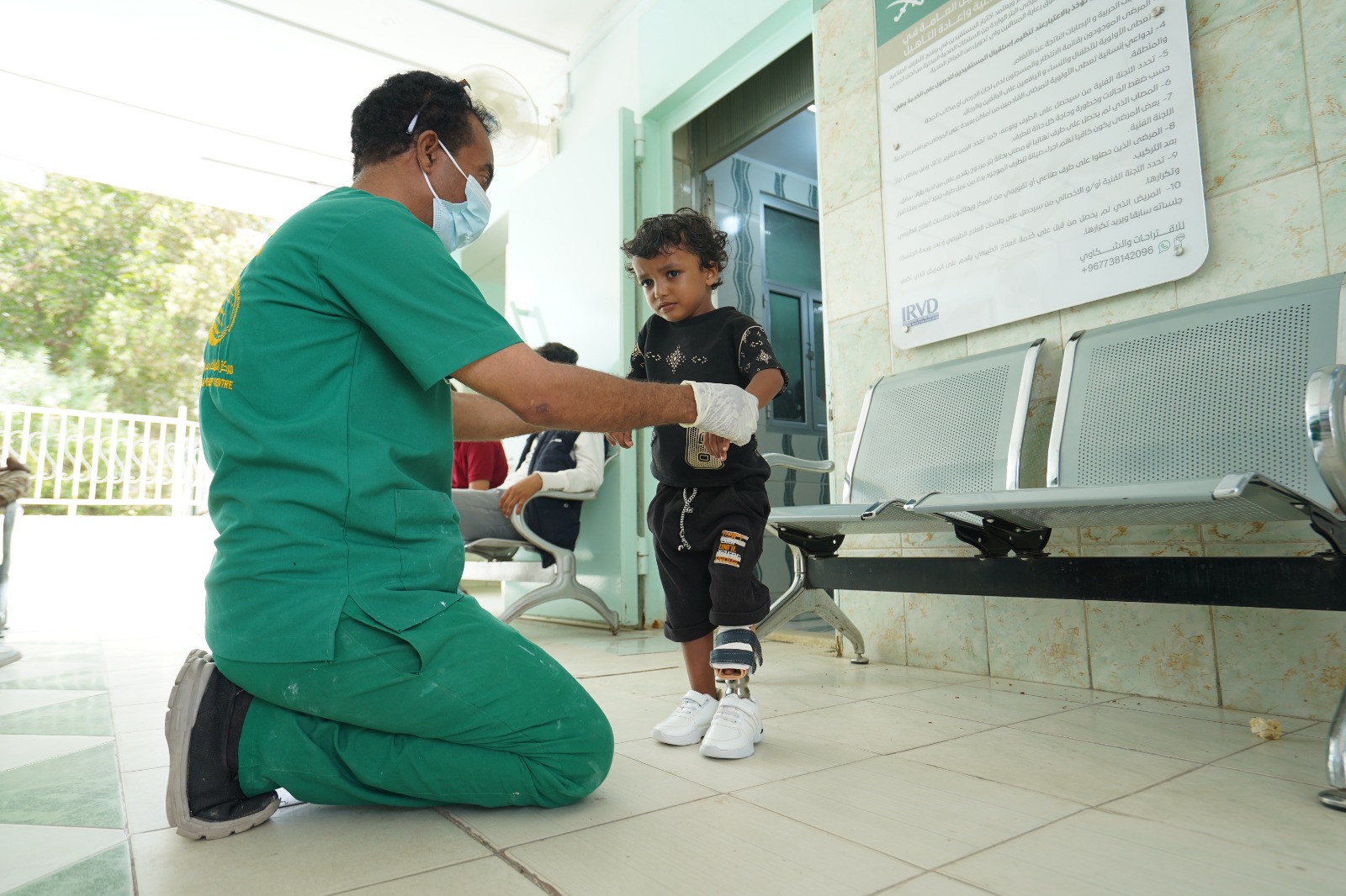 مركز الأطراف الصناعية بعدن يواصل تقديم خدماته الطبية والتأهي