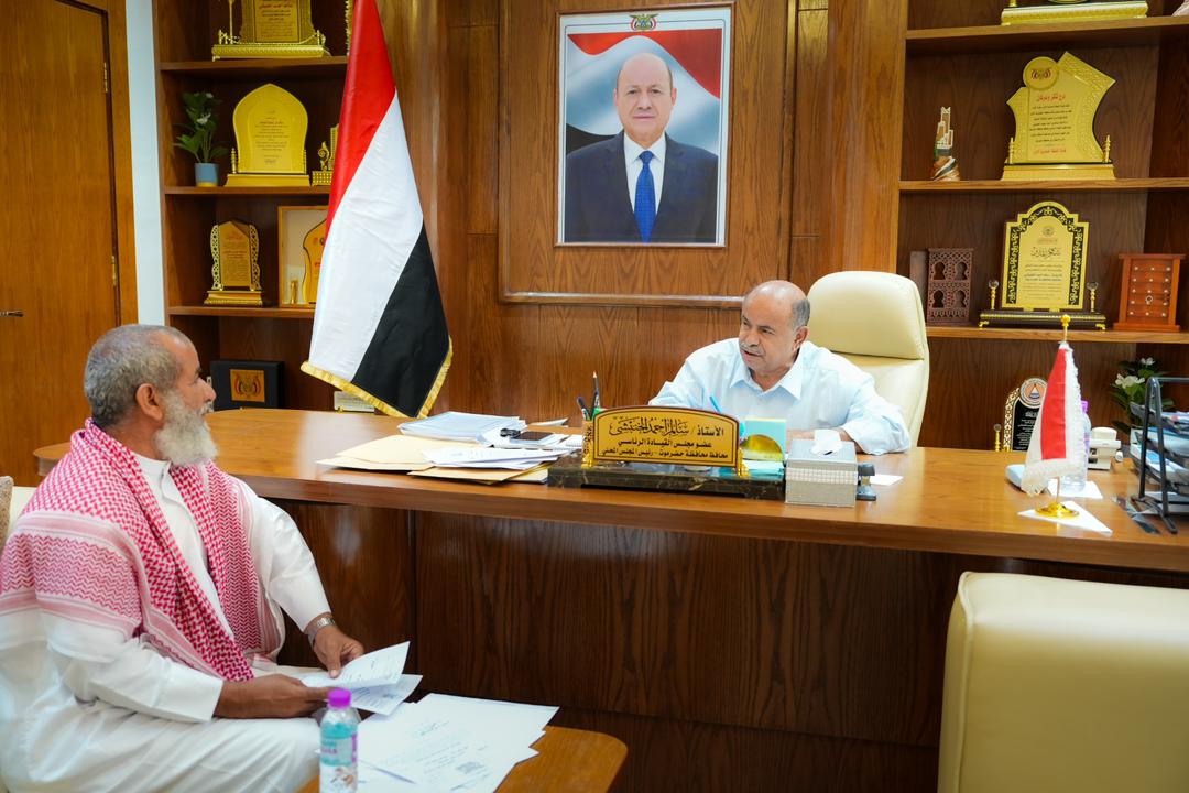 الخنبشي يناقش احتياجات مديريتي زمخ ومنوخ والريدة وقصيعر ويؤكد دعم التنمية والخدمات والقطاع الرياضي بحضرموت