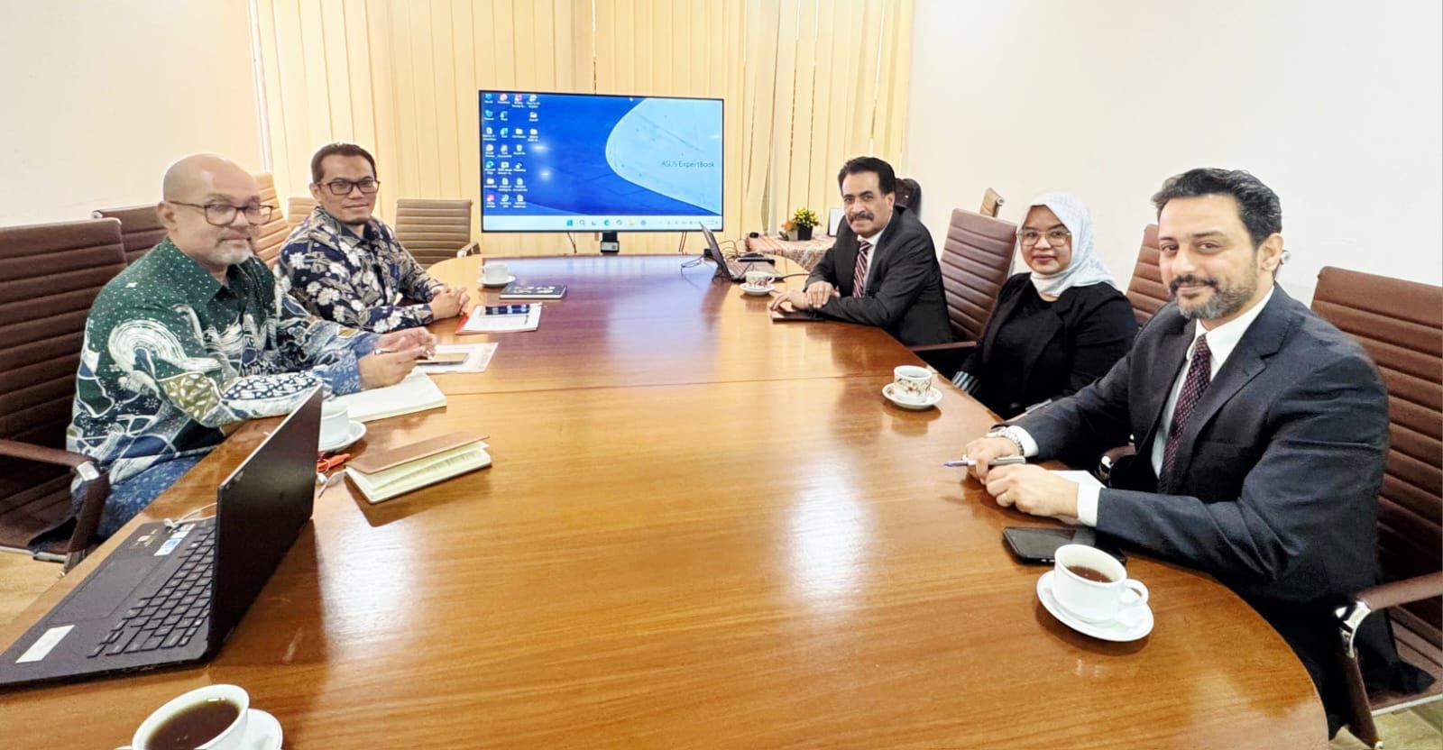 سفير اليمن يبحث مع مسؤول إندونيسي سبل تعزيز العلاقات الثنائية