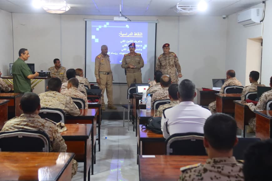 وزير الدفاع يطلع على سير العملية التعليمية في الأكاديمية العسكرية العليا