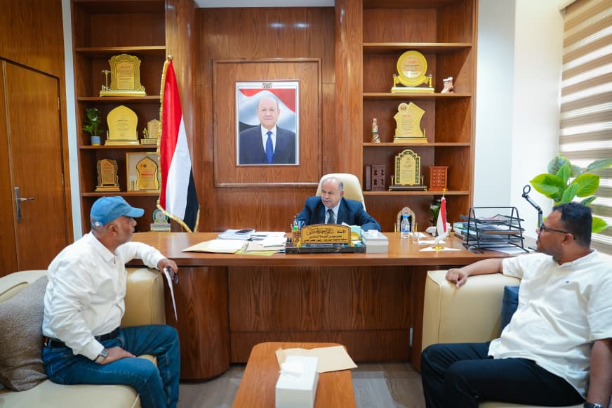 الخنبشي يؤكد دعم تحسين الخدمات الصحية والنظافة بساحل حضرموت وتطوير أداء المؤسسات الخدمية