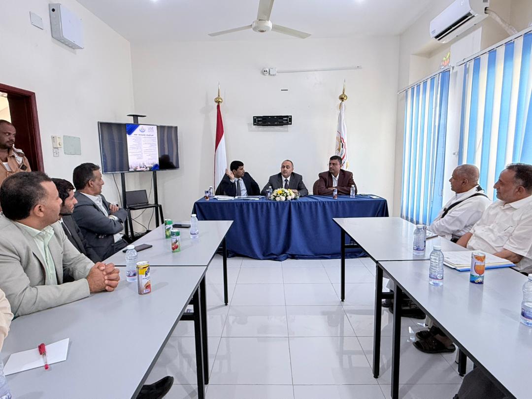 نائب وزير المالية يطلع على سير العمل في مكتب مصلحة الضرائب في مأرب