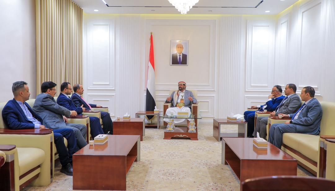عضو مجلس القيادة العرادة يلتقي وزير الإعلام ويؤكد أهمية توحيد الخطاب الإعلامي