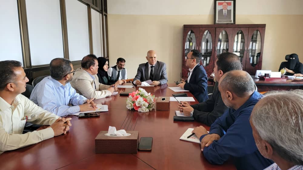 محافظ تعز يناقش أوضاع القطاع الصحي ويدشن أعمال تصحيح اختبارات الثانوية العامة