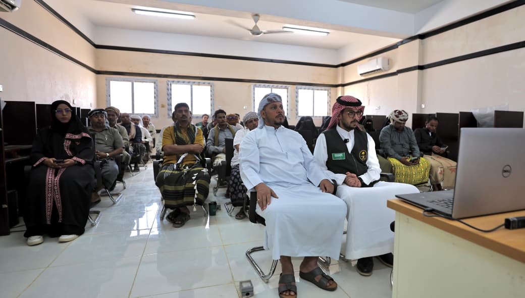 محافظ سقطرى يدشن مشروع التمكين الرقمي للمعلم