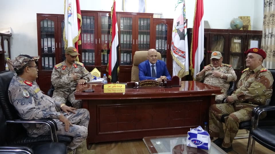 محافظ تعز يطلع على الأوضاع الميدانية والعسكرية