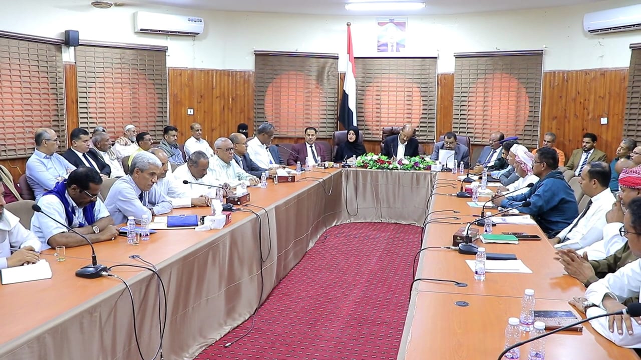 تنفيذي وادي حضرموت يناقش الحساب الختامي للعام ۲۰۲٥م ويستعرض تقارير أداء المكاتب التنفيذية والخدمية