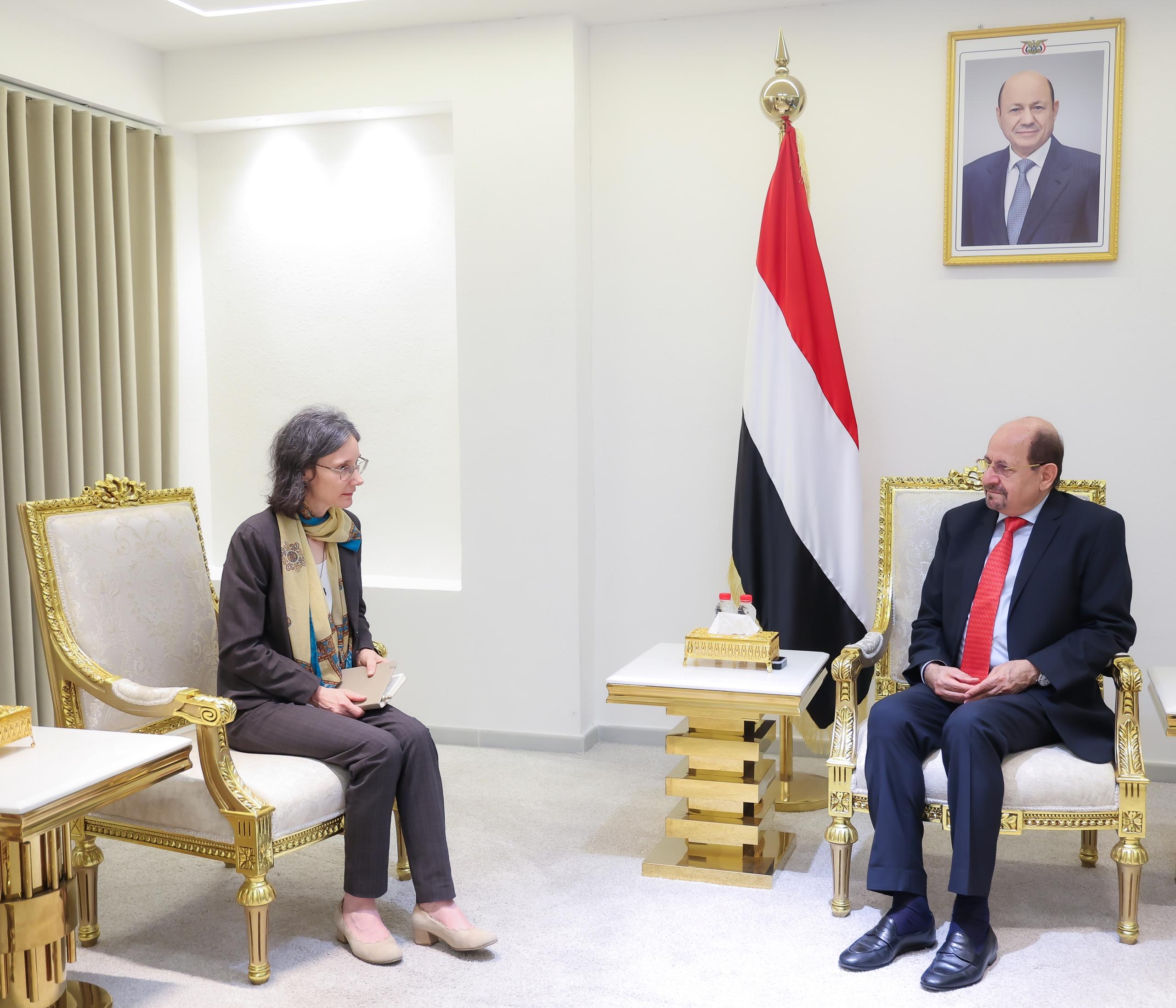 رئيس الوزراء وزير الخارجية يستقبل في عدن السفيرة الفرنسية لدى اليمن