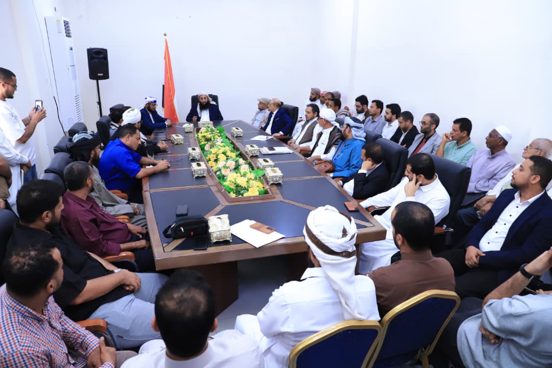 وزير الأوقاف والإرشاد يترأس اجتماعًا موسعًا لمناقشة مستوى الاداء وآليات تطوير العمل