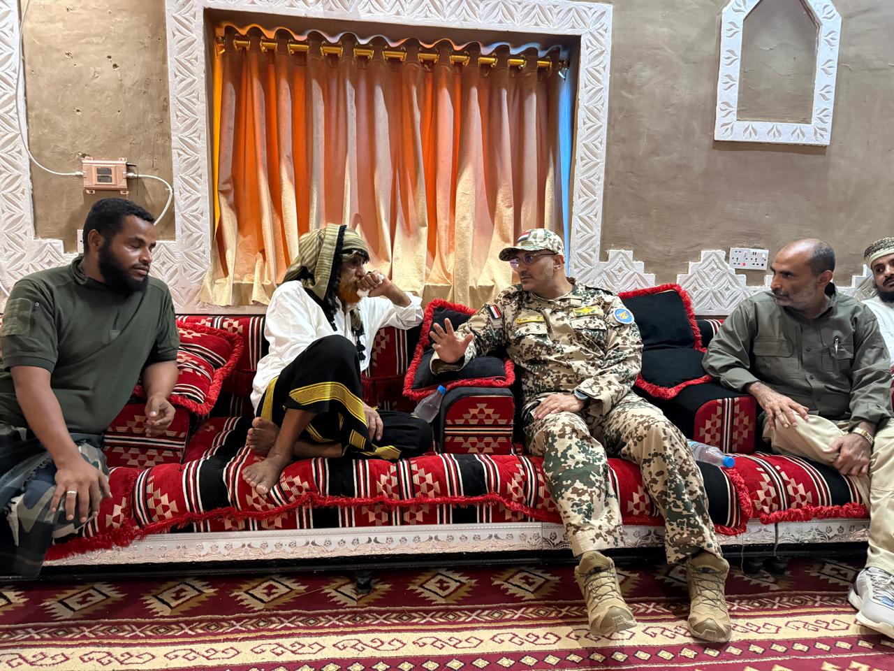 عضو مجلس القيادة طارق صالح يقدم واجب العزاء لأسرة الشهيد العميد يحيى وحيش