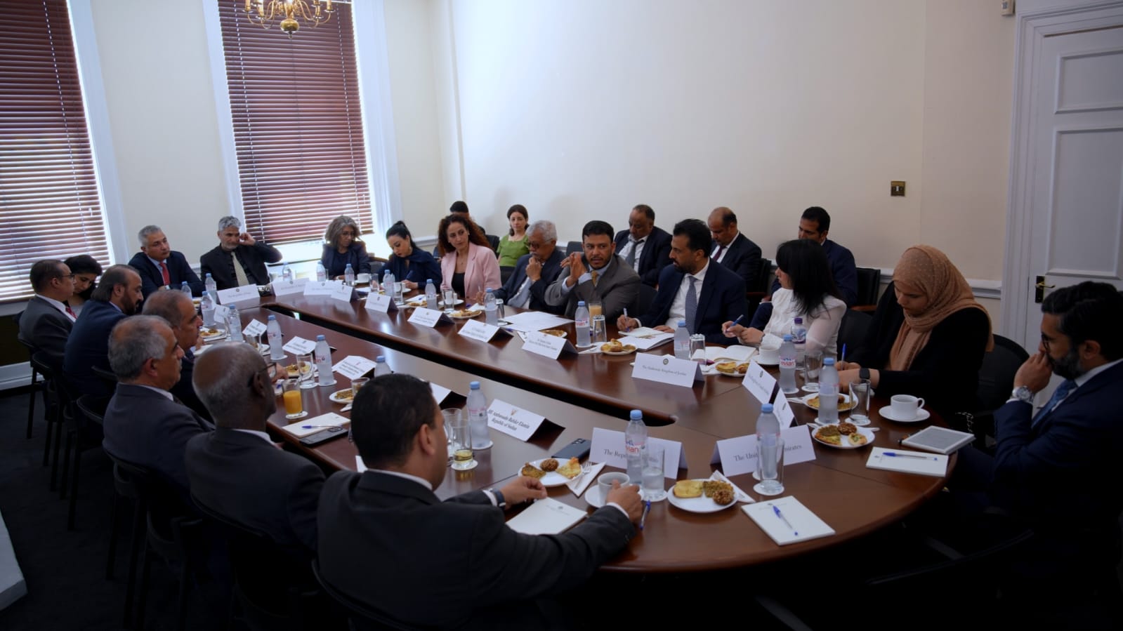 الدكتور عبدالله العليمي يبحث مع السفراء العرب في لندن تطورات الأوضاع في اليمن وتعزيز التنسيق الدبلوماسي