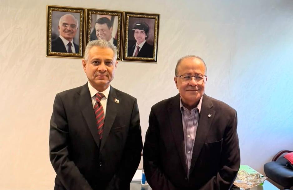 سفير اليمن يبحث مع الهلال الأحمر الأردني تعزيز التعاون في المجالات الإنسانية والصحية