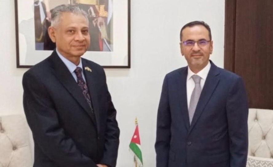 سفير اليمن يبحث مع مسؤول أردني مستجدات الأوضاع والانتهاكات الإيرانية في اليمن