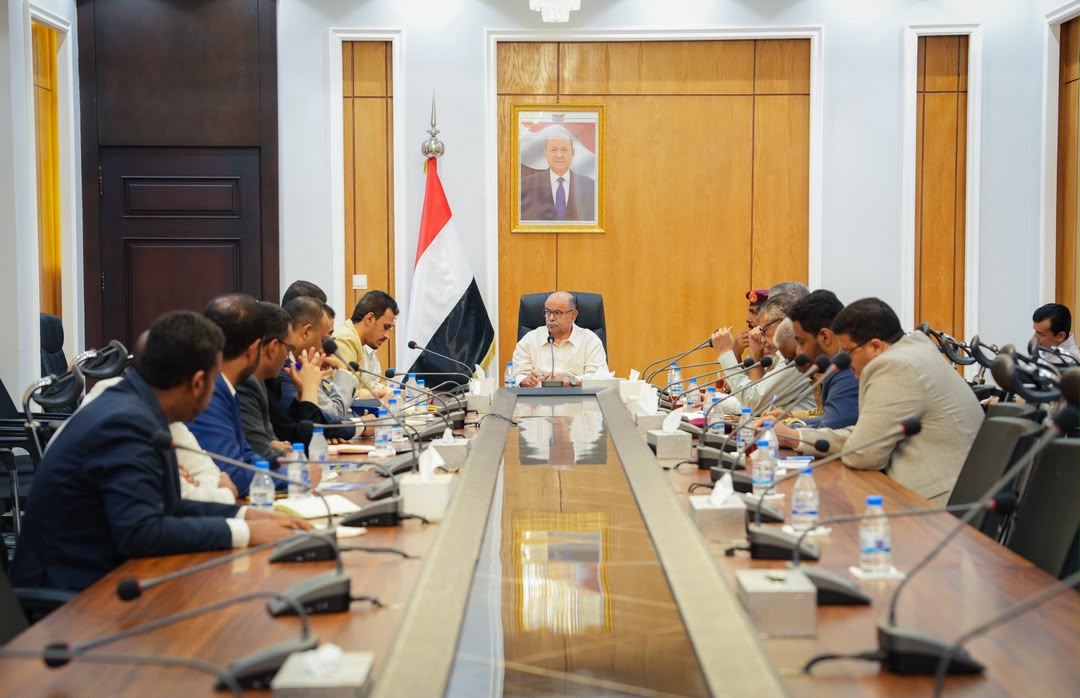 الخنبشي يترأس اجتماعاً موسعاً ويؤكد رفع الجاهزية لمواجهة التهديدات ودعم جهود استعادة الدولة