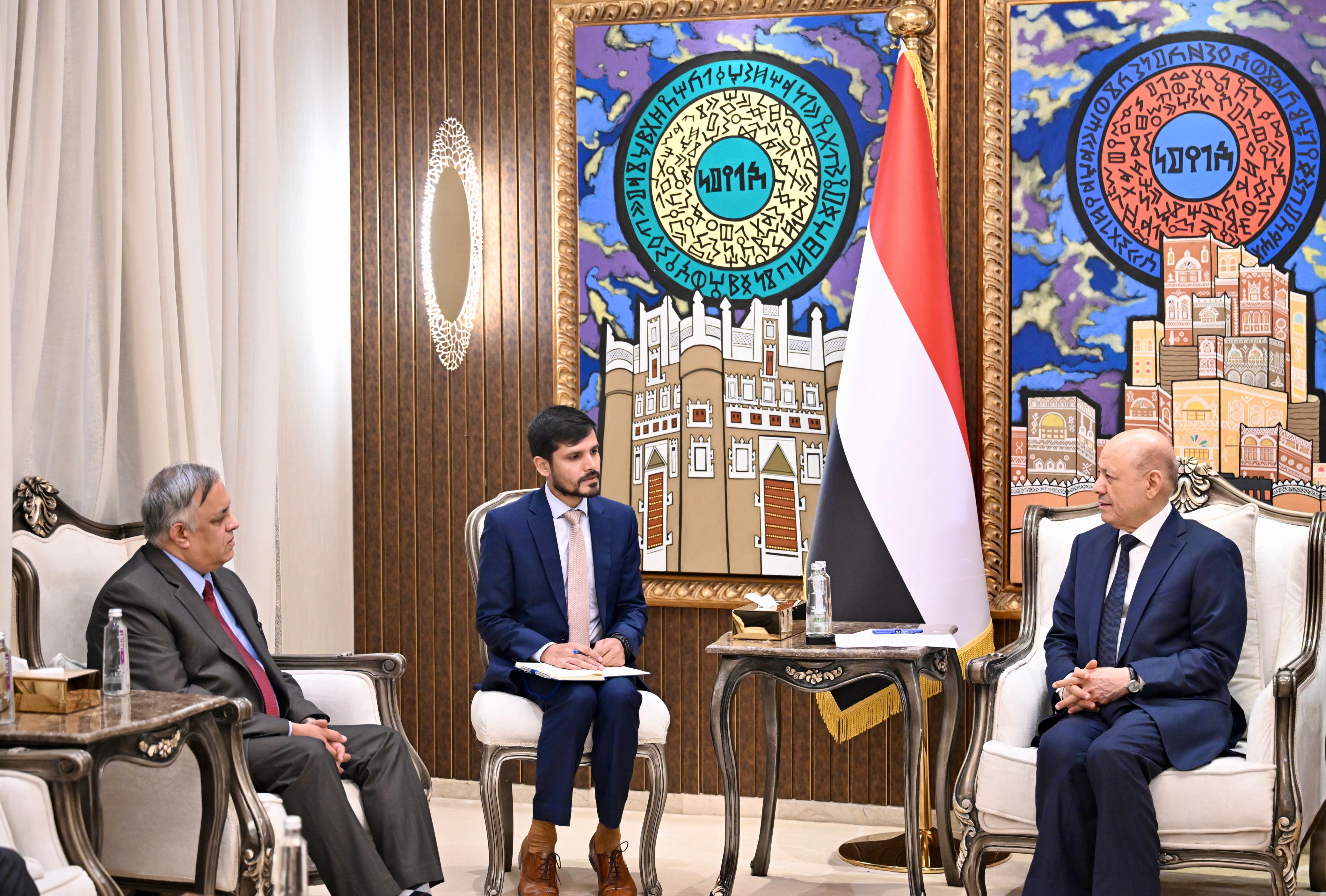 رئيس مجلس القيادة: أمن البحر الأحمر مسؤولية يمنية ودولية مشتركة