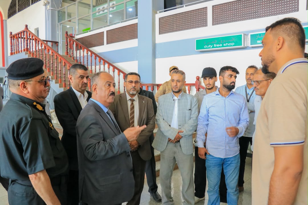 وزير النقل يتفقد عدداً من قطاعات الوزارة في عدن ويطلع على سير النشاط الملاحي والجوي