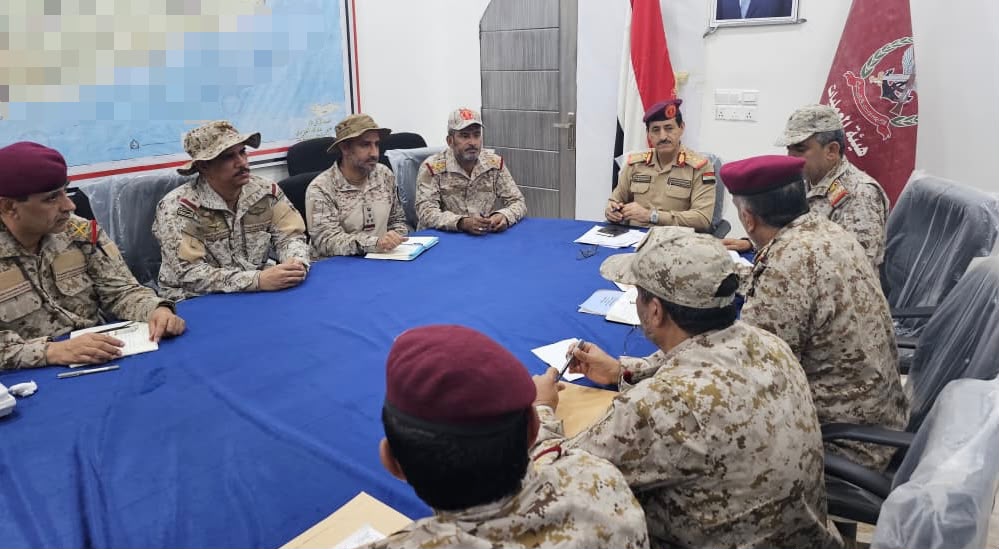 وزير الدفاع يترأس اجتماعا للوقوف على تطورات الأوضاع الميدانية