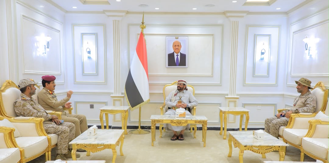 العرادة يؤكد خلال لقائه وزير الدفاع ورئيس الأركان أن الدفاع عن الجمهورية معركة مصيرية ويشدد على رفع الجاهزية