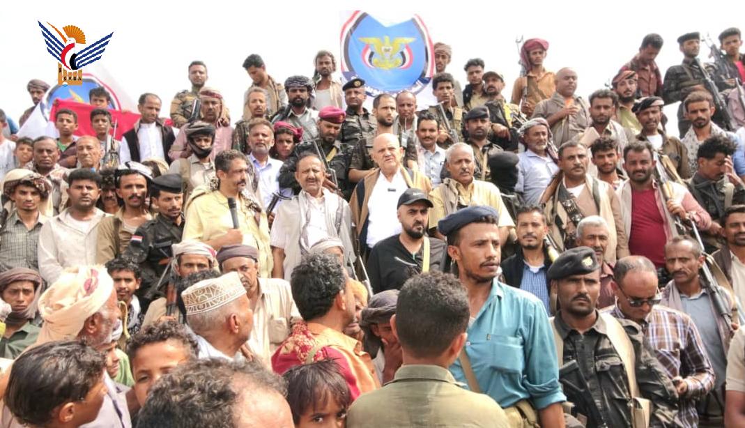 مسيرة حاشدة في الوازعية بتعز تطالب بفك الحصار وتؤيد القيادة السياسية لاستعادة الدولة