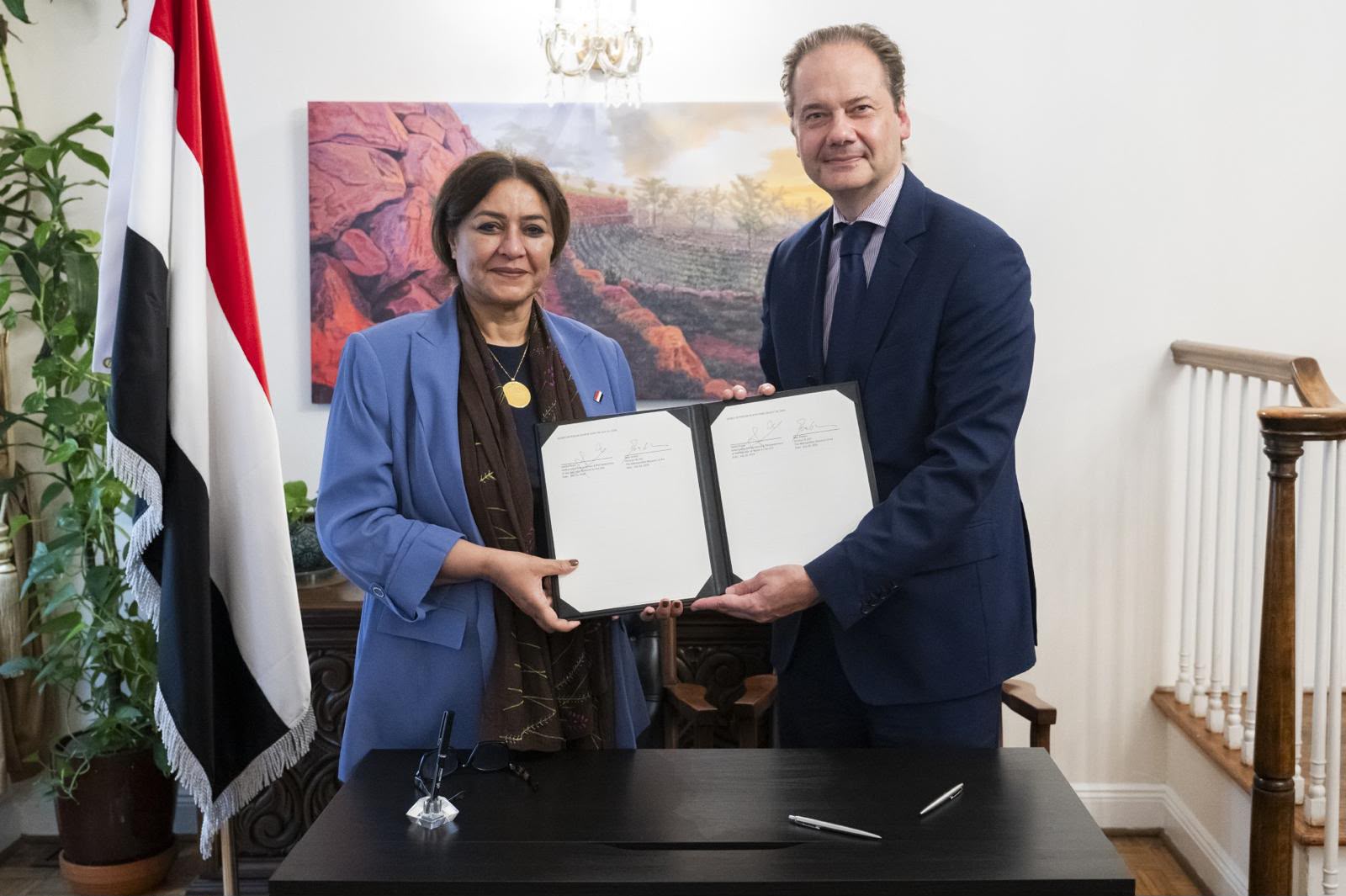 السفيرة جميلة رجاء توقع مع متحف المتروبوليتان اتفاقية للإيداع المؤقت للآثار اليمنية عقب استعادة قطعتين أثريتين