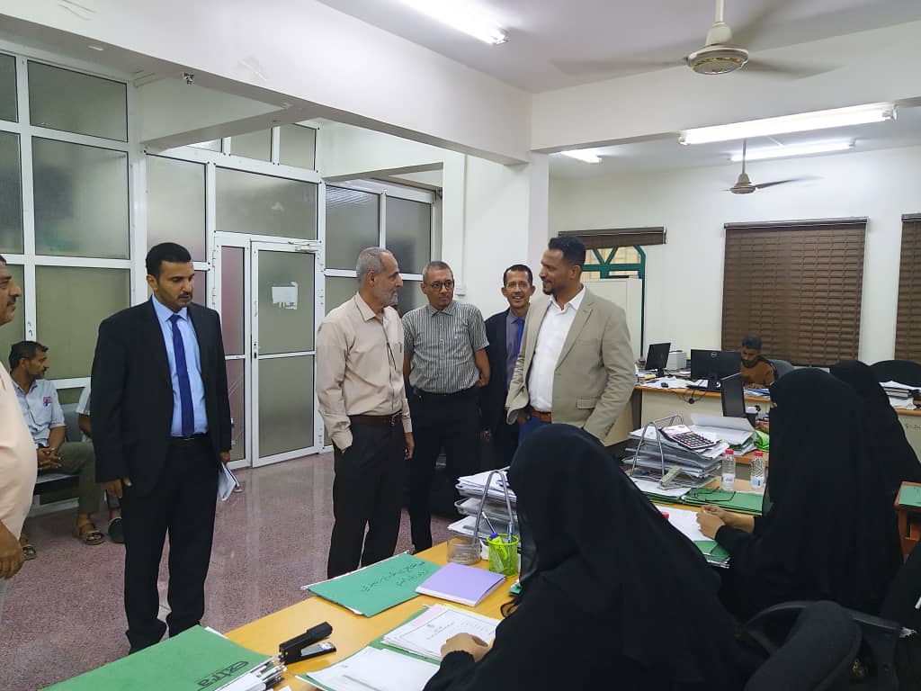 رئيس المؤسسة العامة للتأمينات يتفقد سير العمل في فرع عدن