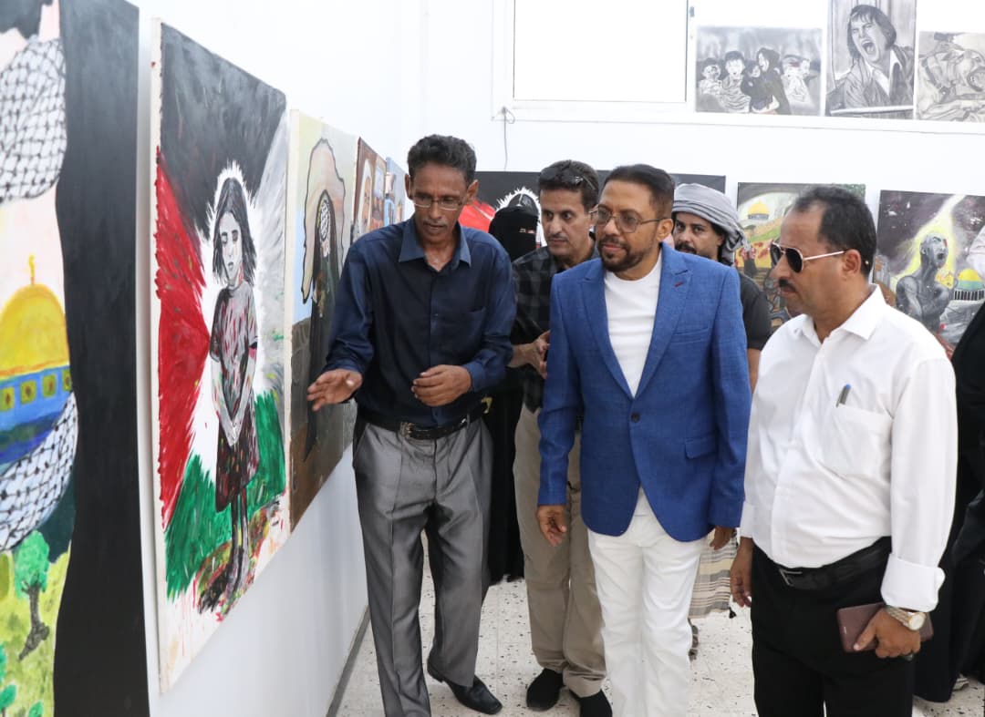نائب وزير الثقافة يفتتح معرض تشكيلي بعدن