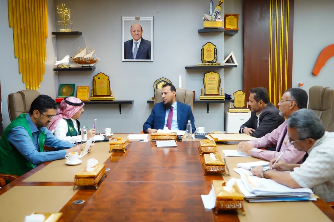 محافظ عدن يبحث مع البرنامج السعودي  سير العمل في عدد من المشاريع التنموية والخدمية