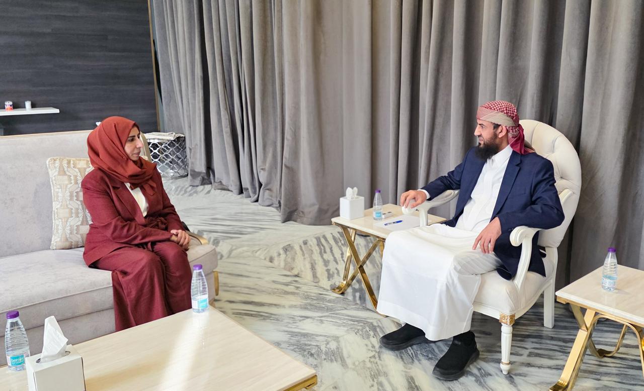 عضو مجلس القيادة المحرّمي يلتقي وزيرة الخارجية ويشدد على تعزيز الحضور الدبلوماسي