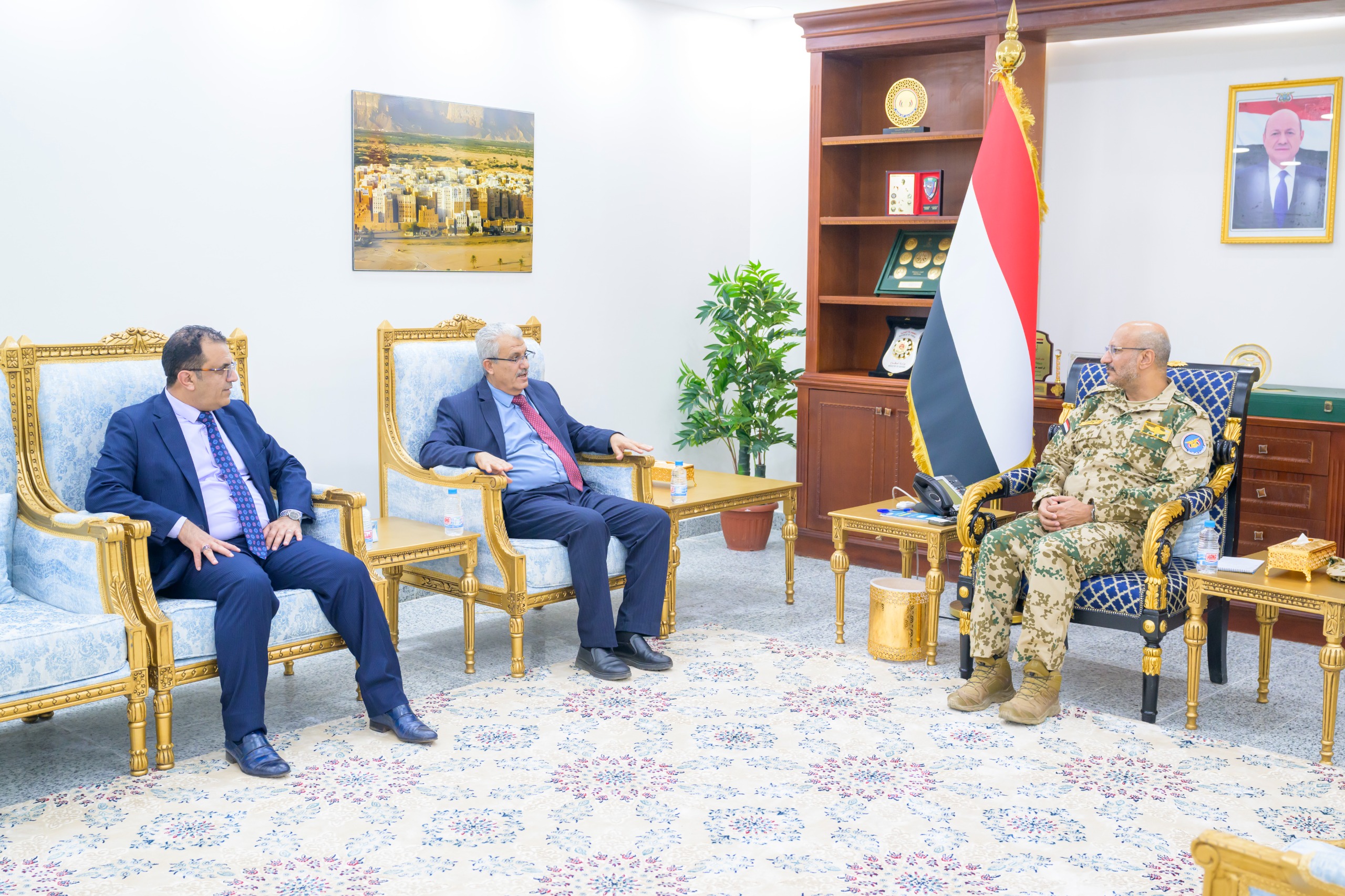 طارق صالح يبحث مع قيادة بنك الإنشاء والتعمير استئناف عمل البنك في المخا