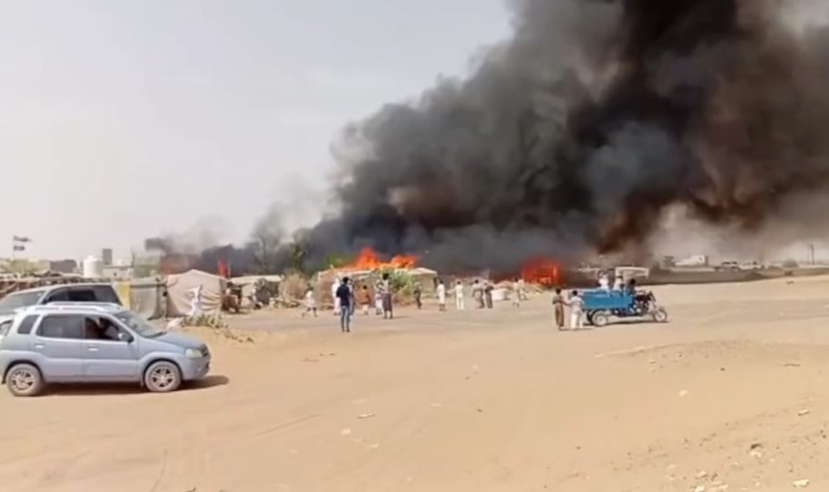 إصابة 4 مواطنين وتضرر 23 مسكناً جراء حريق في مخيم الوحدة للنازحين بمأرب