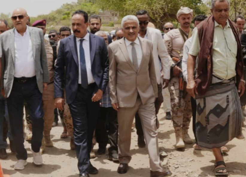 وزير الأشغال ومحافظ تعز يدشنان مشروع صيانة وإعادة تأهيل طريق النشمة – حوبان قدس