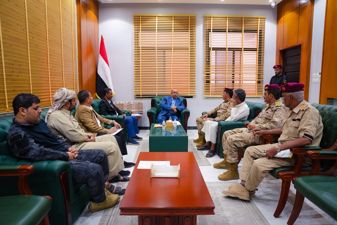 الخنبشي يترأس اجتماعًا موسعًا لتنظيم حركة مقطورات الغاز وضمان وصولها إلى المحافظات