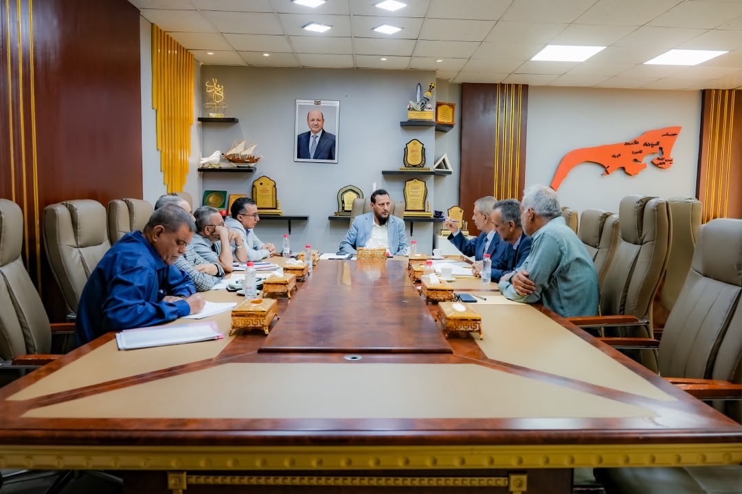 محافظ عدن يناقش مع رئيس مصلحة الضرائب تعزيز التعاون المشترك لتنمية الإيرادات ومكافحة التهرّب الضريبي