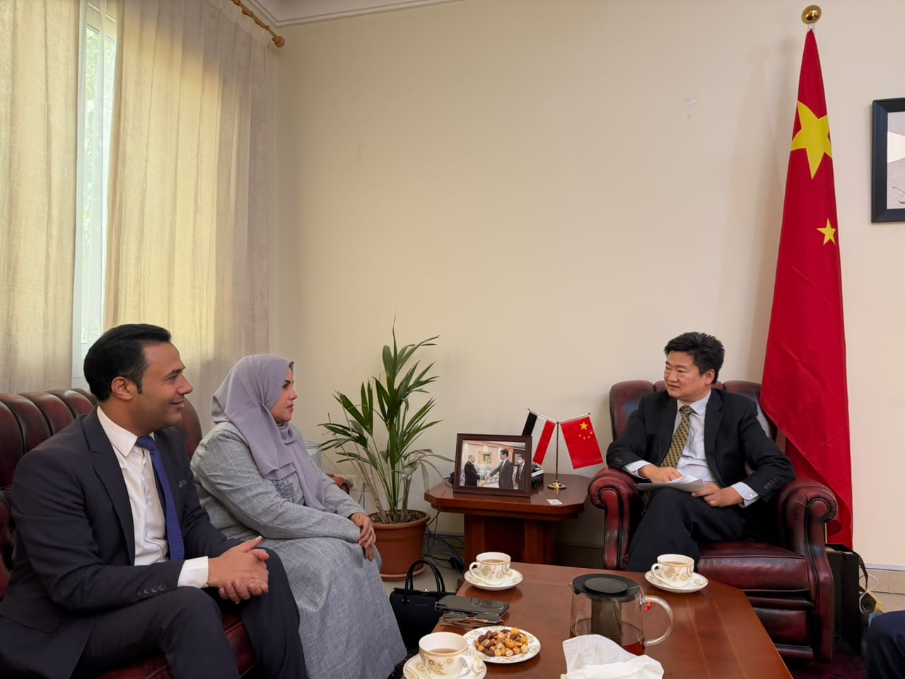 وزير الدولة تبحث مع القائم بأعمال السفارة الصينية تعزيز التعاون في مجالات تمكين المرأة والتنمية