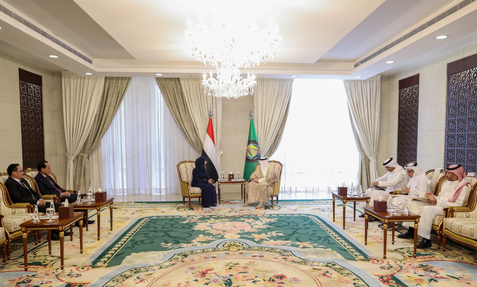 وزيرة الخارجية وأمين عام مجلس التعاون يبحثان تعزيز التعاون والتنسيق حول تطورات المنطقة