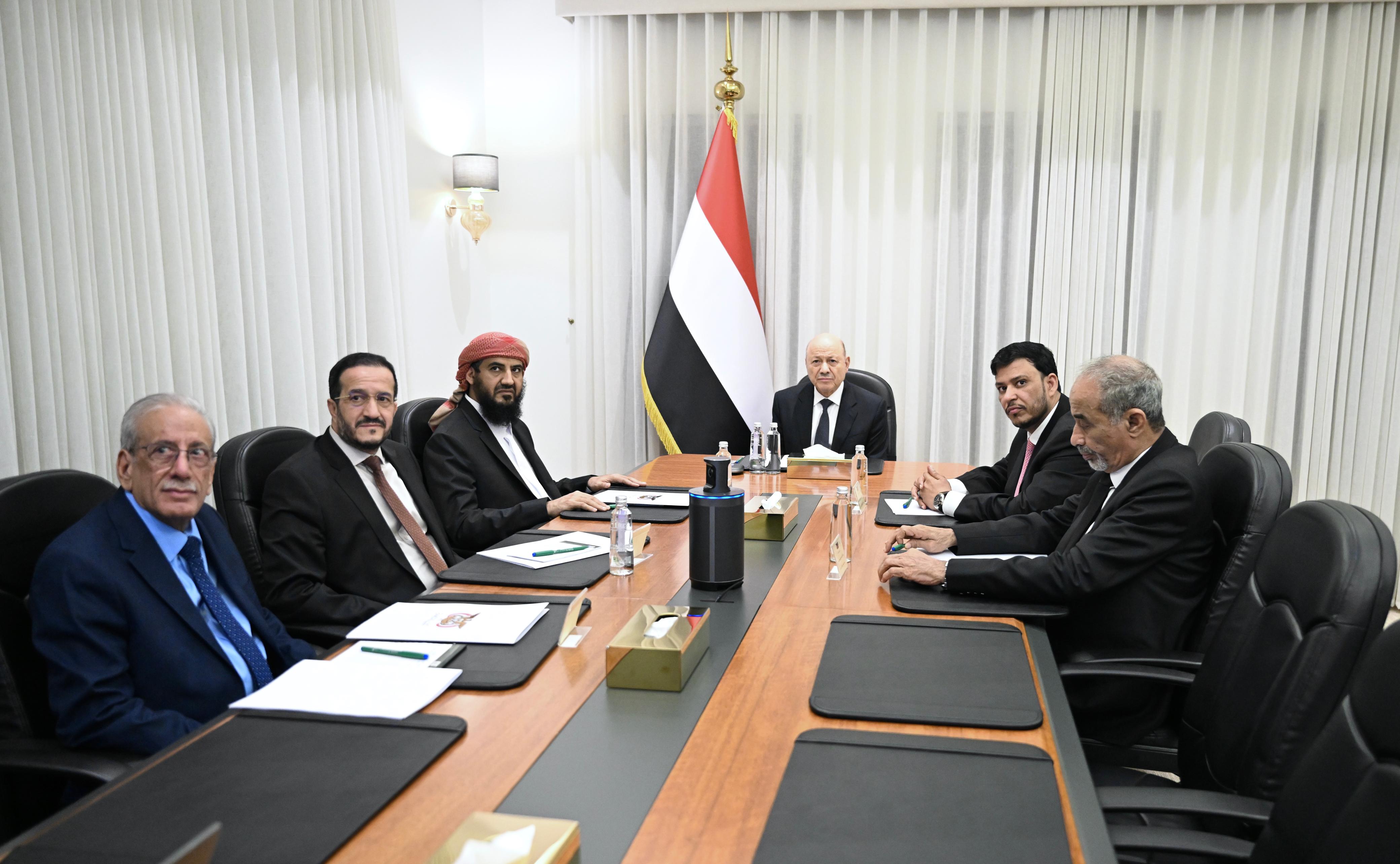 مجلس القيادة الرئاسي يشيد بوحدة مؤسسات الدولة وقدراتها المتنامية لردع تهديدات المليشيات الإرهابية