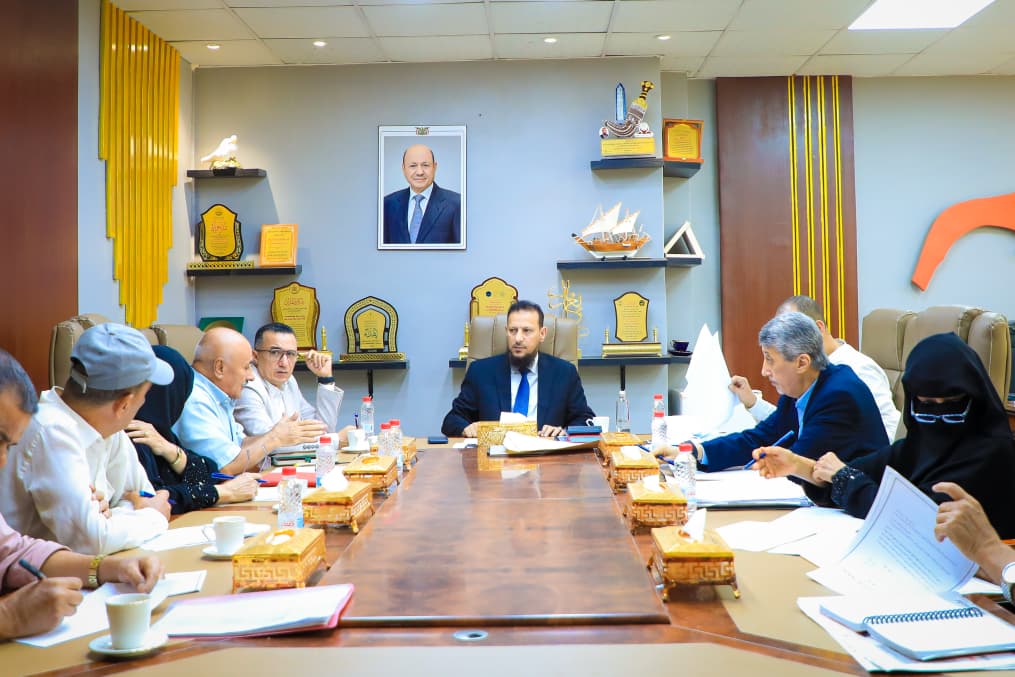 محافظ عدن يترأس اجتماعًا لمناقشة أوضاع المياه والصرف الصحي ويقر عددا من الإجراءات لتعزيز منظومة العمل