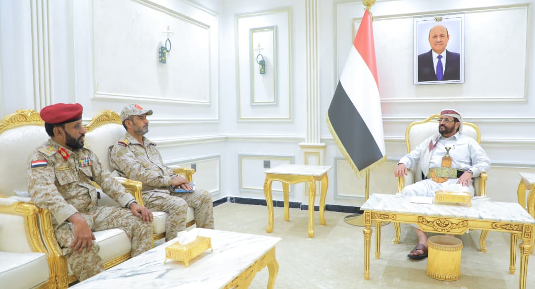 العرادة يلتقي قائد محور الغيضة ويشدد على مكافحة أنشطة التهريب التي تديرها مليشيات الحوثي الإرهابية