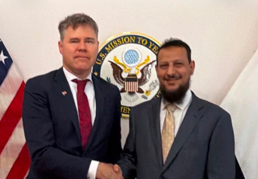 وزير الدولة يبحث مع القائم بأعمال السفير الأمريكي الاعتداءات الحوثية على الملاحة والأوضاع في عدن