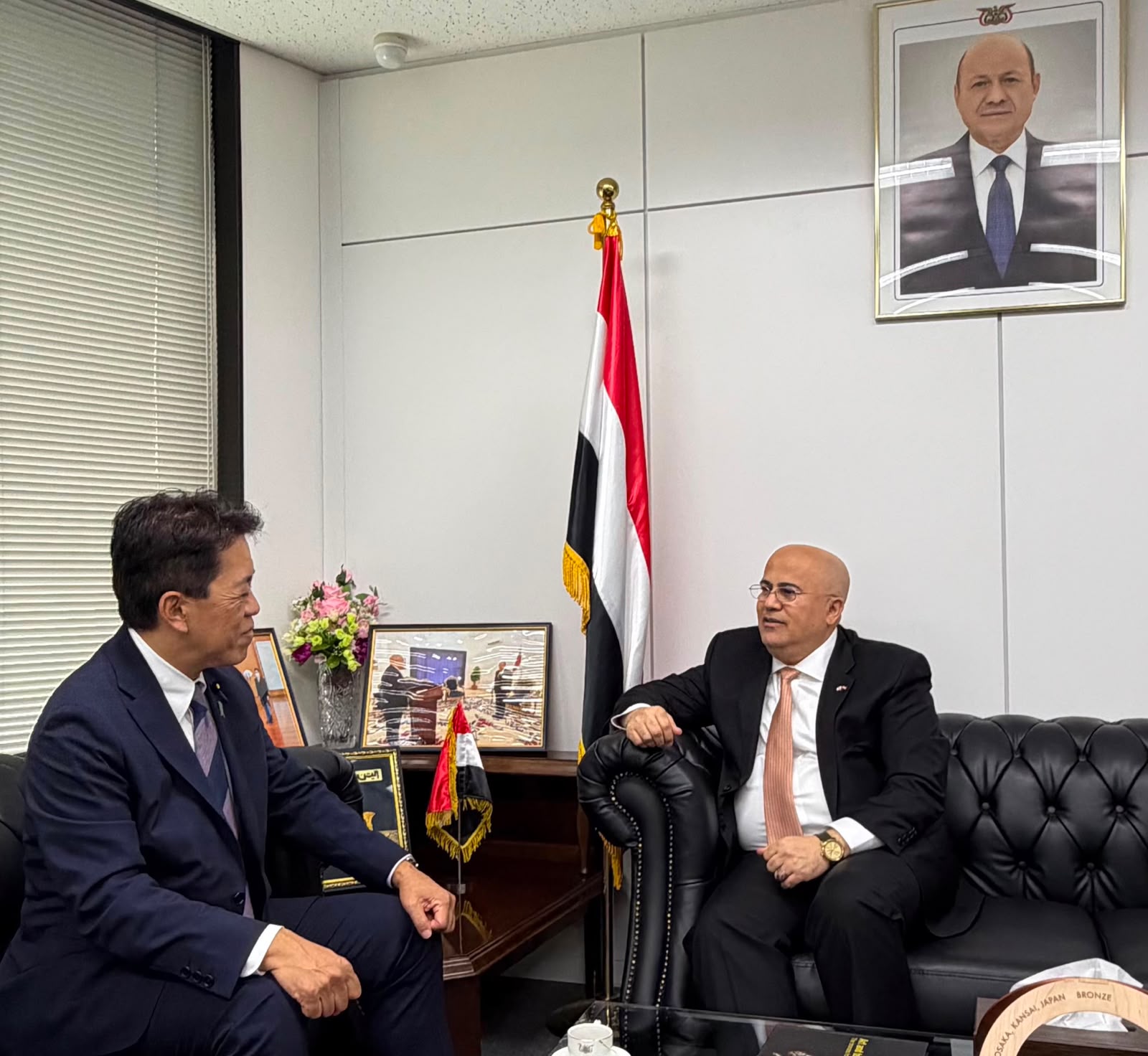 السفير السنيني يبحث مع وزير الدولة للدفاع الياباني تعزيز التعاون وأمن الملاحة