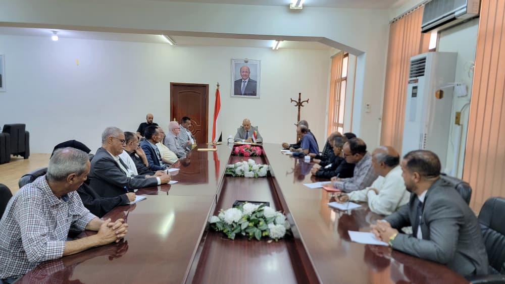 محافظ تعز يناقش مع الأحزاب والتنظيمات السياسية تعزيز الاصطفاف الوطني ومواجهة تصعيد مليشيا الحوثي